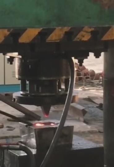 2000吨挖掘机斗齿自由锻液压机正在作业