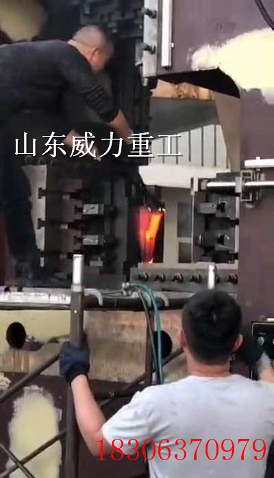 1600吨红冲模锻框架式液压机作业中